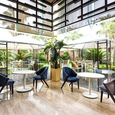 Doubletree By Hilton Gurugram Baani Square Hotel Gurgaon Exterior foto