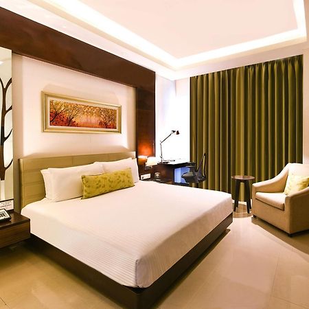 Doubletree By Hilton Gurugram Baani Square Hotel Gurgaon Exterior foto
