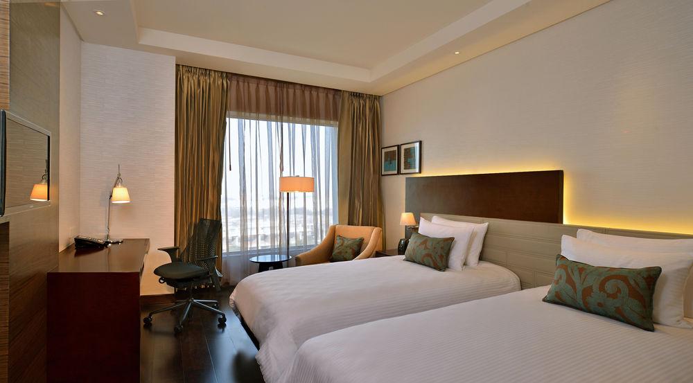 Doubletree By Hilton Gurugram Baani Square Hotel Gurgaon Exterior foto