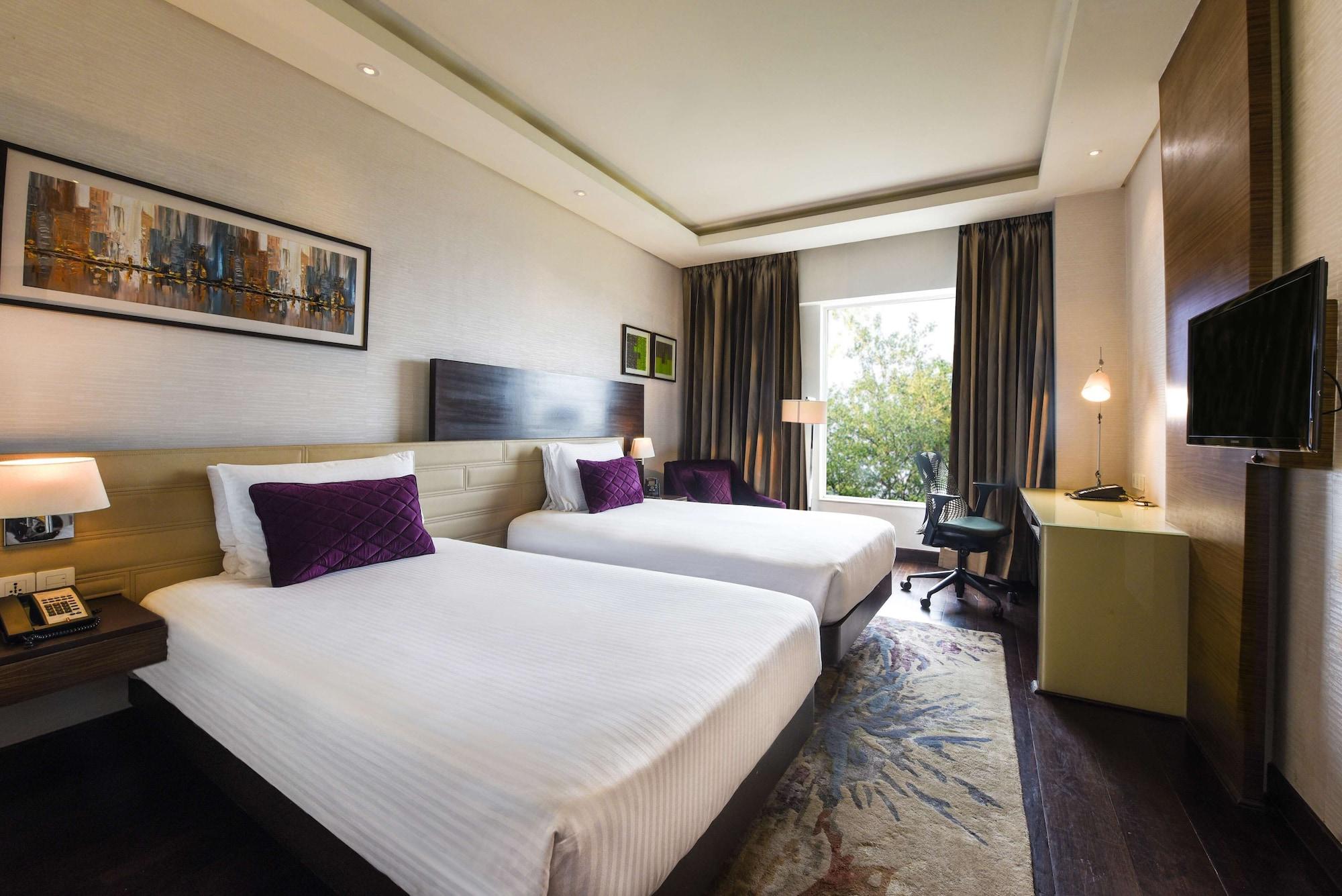 Doubletree By Hilton Gurugram Baani Square Hotel Gurgaon Exterior foto