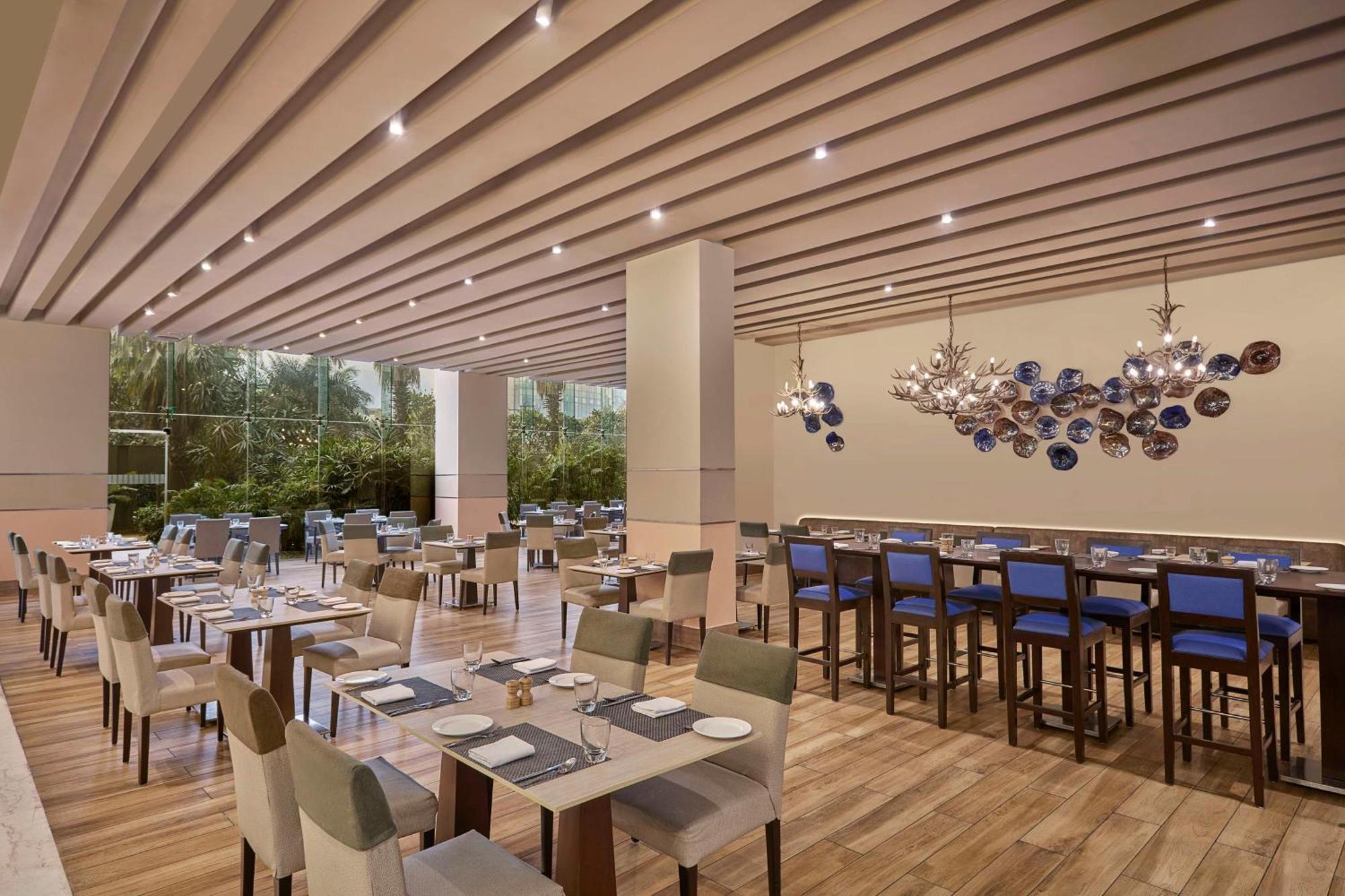 Doubletree By Hilton Gurugram Baani Square Hotel Gurgaon Exterior foto