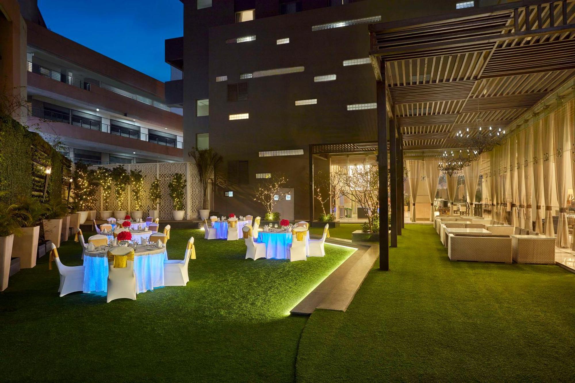 Doubletree By Hilton Gurugram Baani Square Hotel Gurgaon Exterior foto