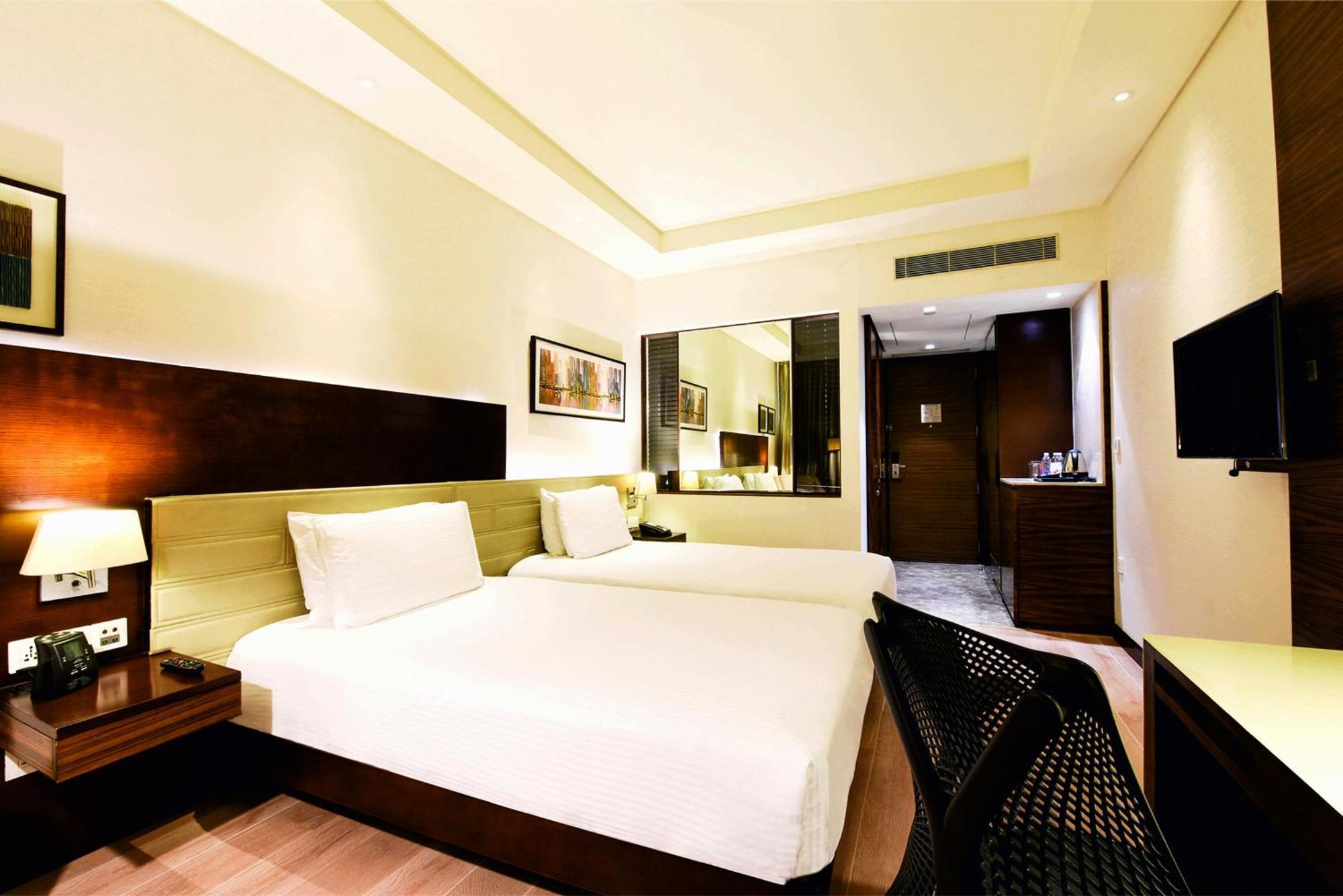 Doubletree By Hilton Gurugram Baani Square Hotel Gurgaon Exterior foto