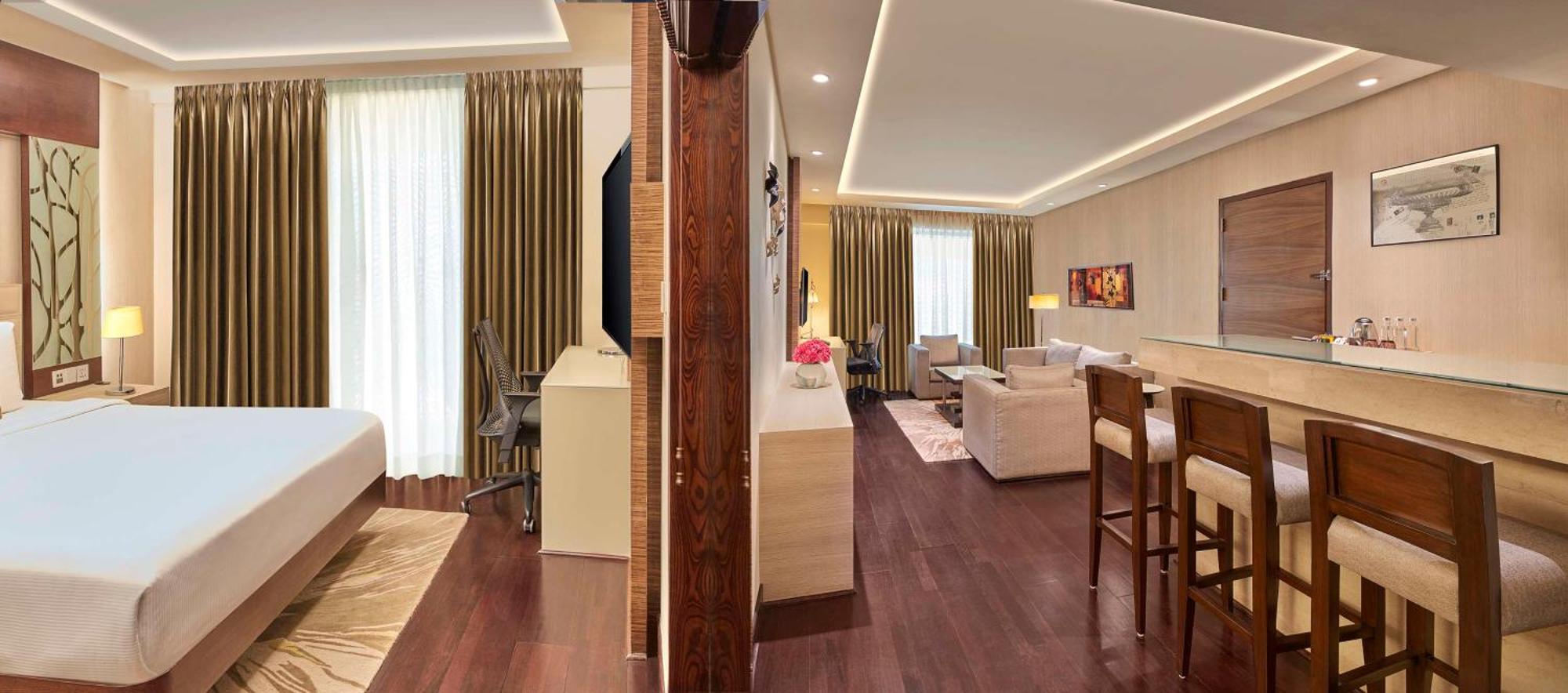 Doubletree By Hilton Gurugram Baani Square Hotel Gurgaon Exterior foto