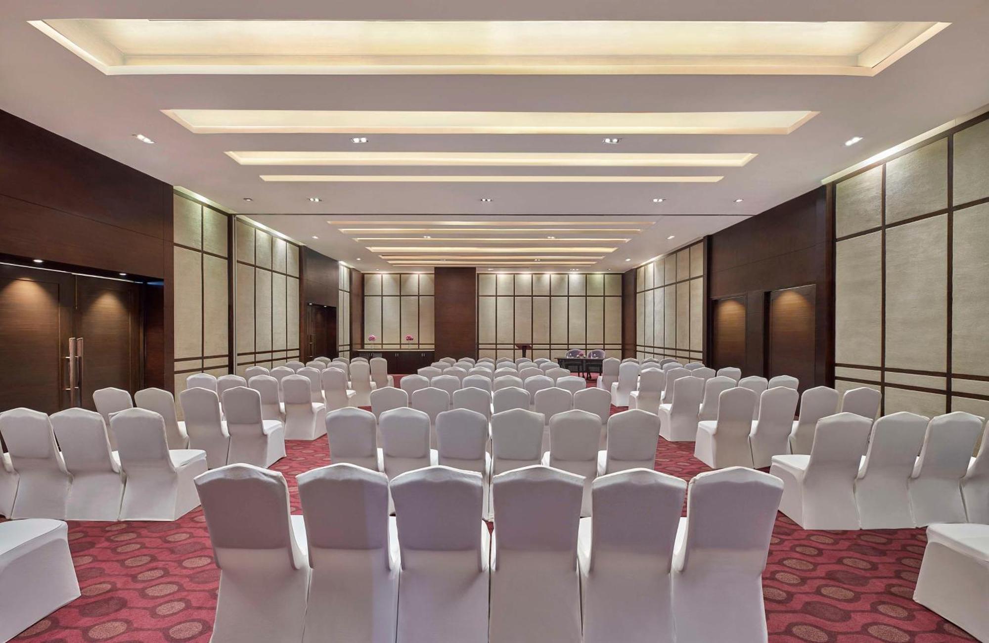 Doubletree By Hilton Gurugram Baani Square Hotel Gurgaon Exterior foto
