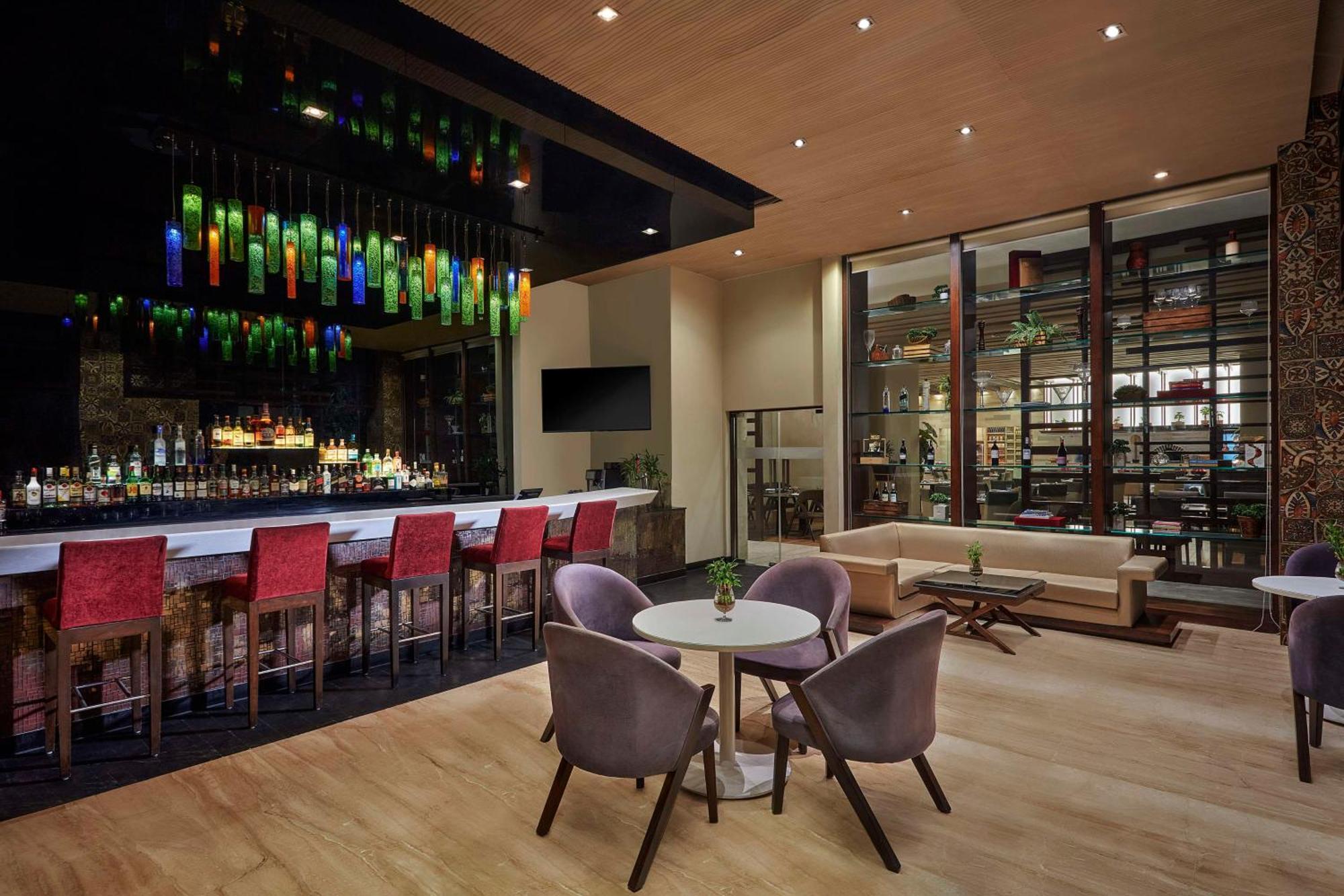 Doubletree By Hilton Gurugram Baani Square Hotel Gurgaon Exterior foto