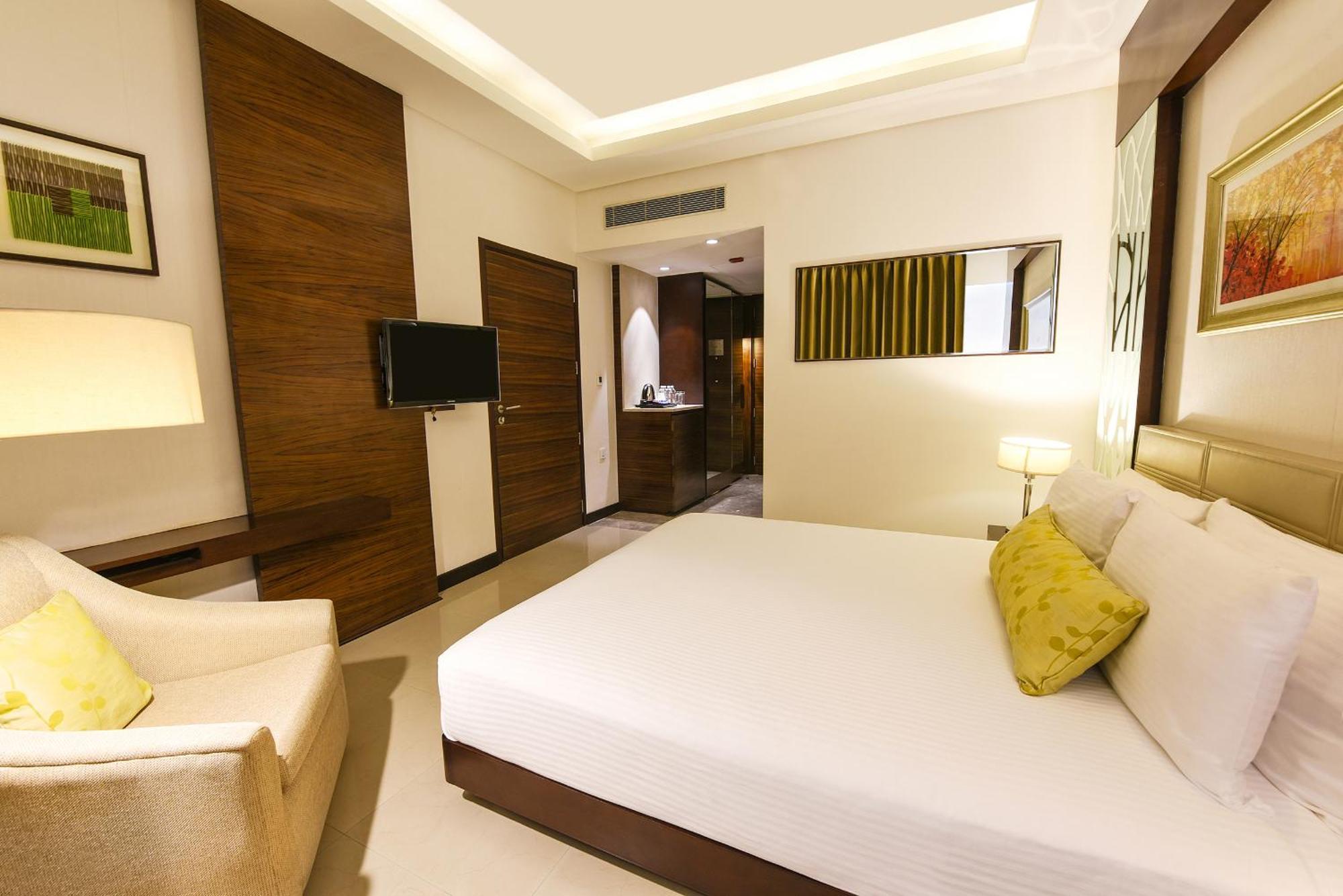 Doubletree By Hilton Gurugram Baani Square Hotel Gurgaon Exterior foto