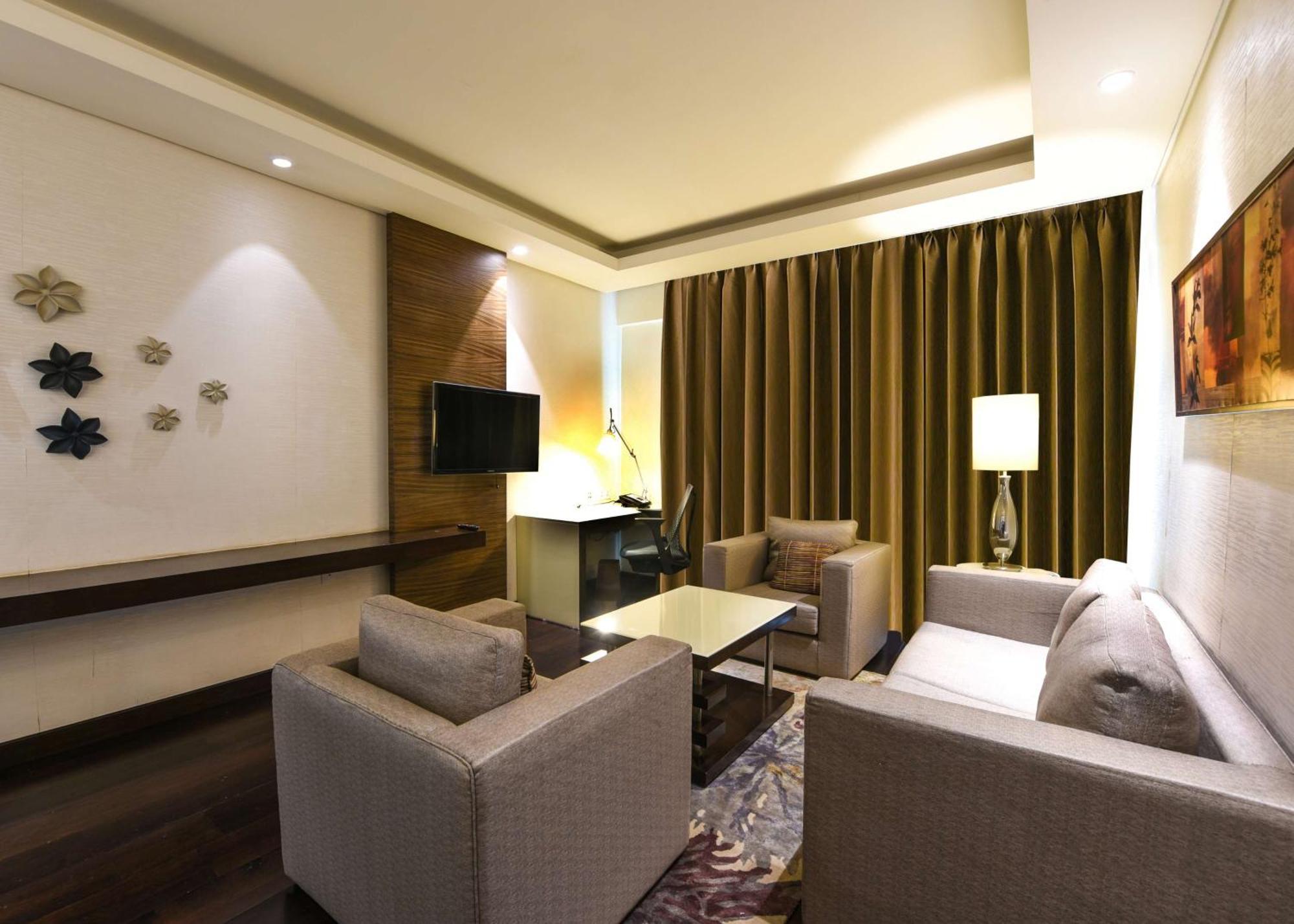 Doubletree By Hilton Gurugram Baani Square Hotel Gurgaon Exterior foto