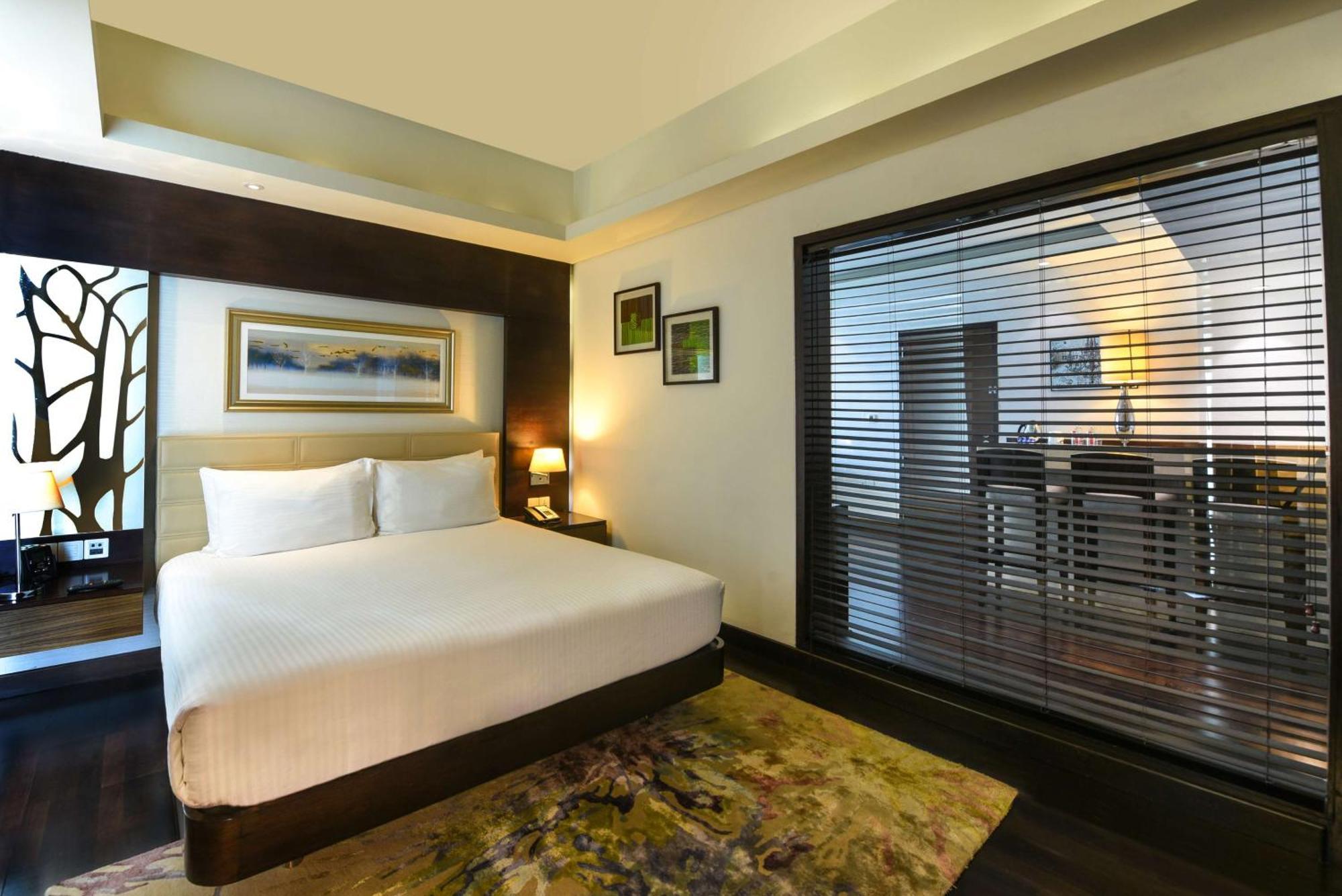 Doubletree By Hilton Gurugram Baani Square Hotel Gurgaon Exterior foto