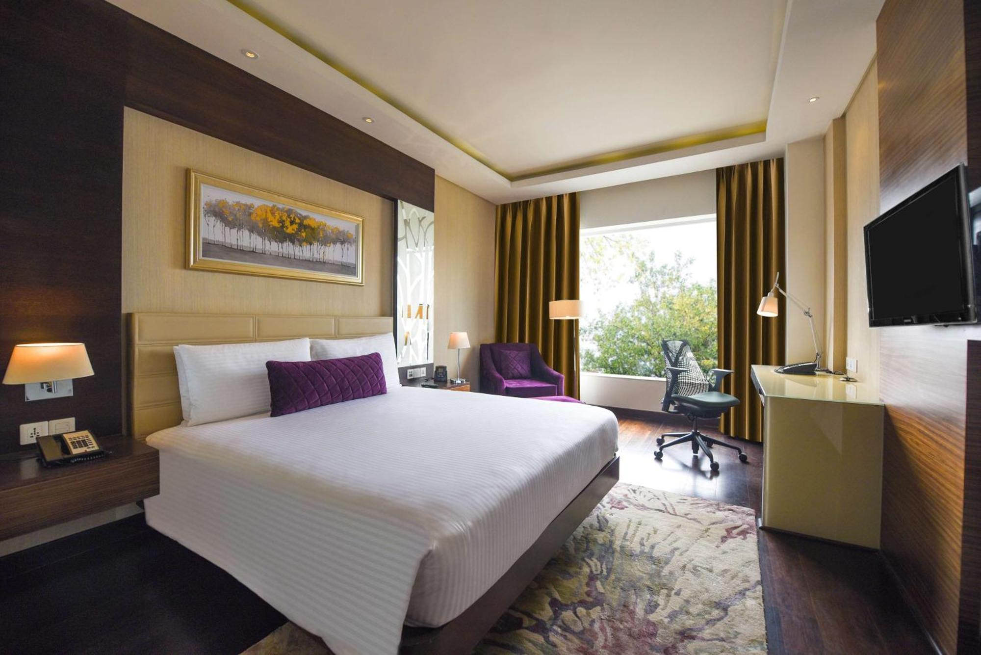 Doubletree By Hilton Gurugram Baani Square Hotel Gurgaon Exterior foto