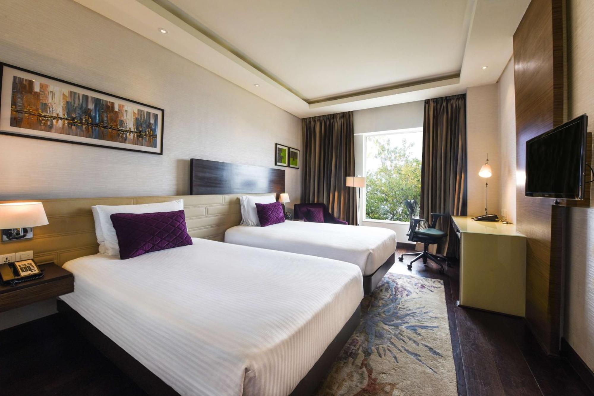 Doubletree By Hilton Gurugram Baani Square Hotel Gurgaon Exterior foto