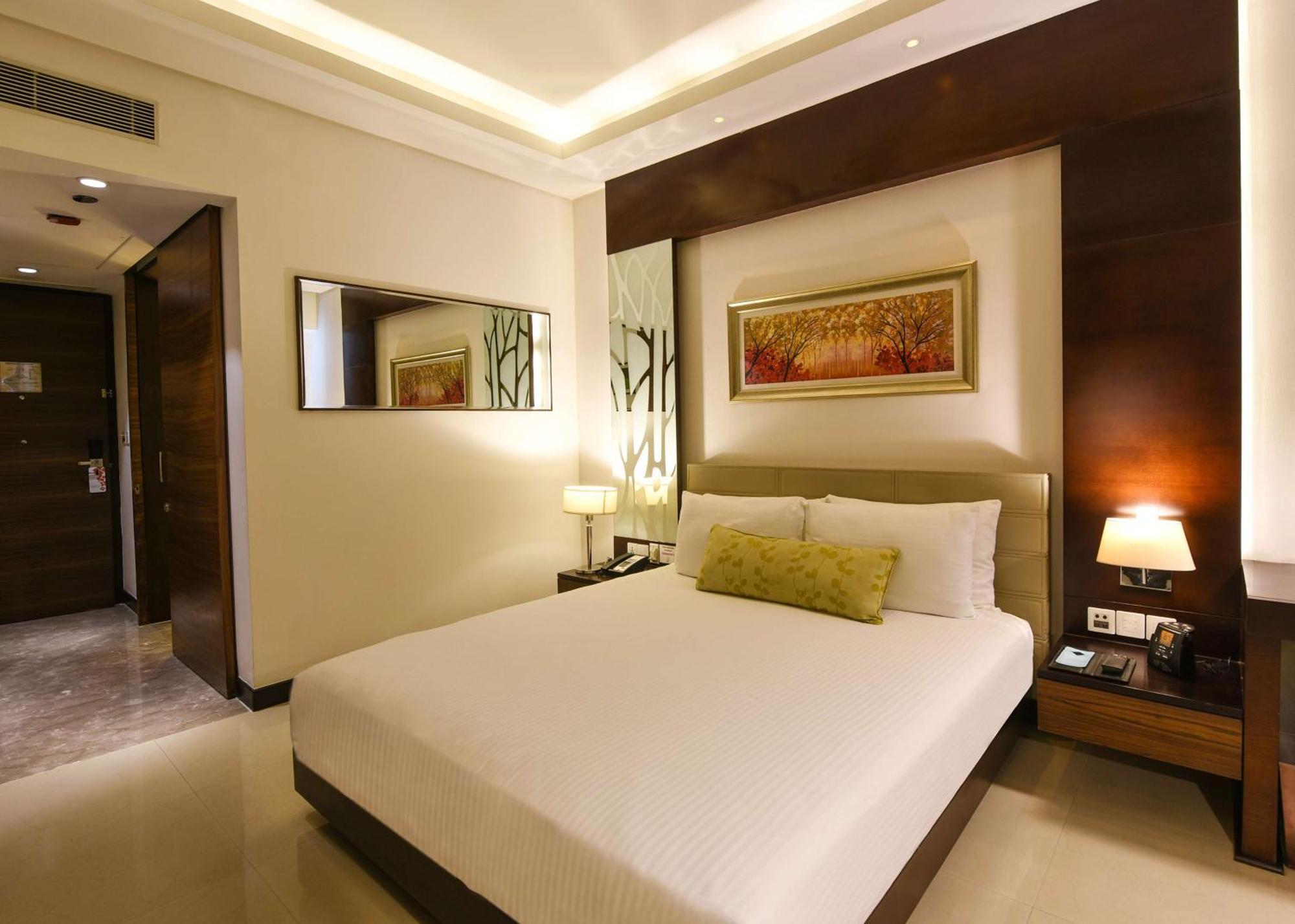 Doubletree By Hilton Gurugram Baani Square Hotel Gurgaon Exterior foto