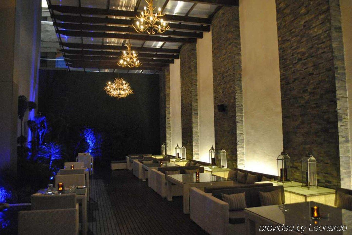 Doubletree By Hilton Gurugram Baani Square Hotel Gurgaon Exterior foto